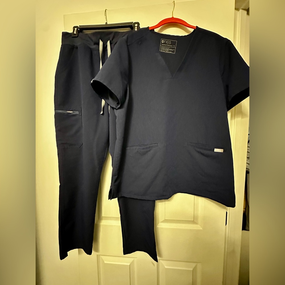 Figs Navy Blue Scrub Set
XL- 3 pocket scrub top
XL- skinny scrub pant